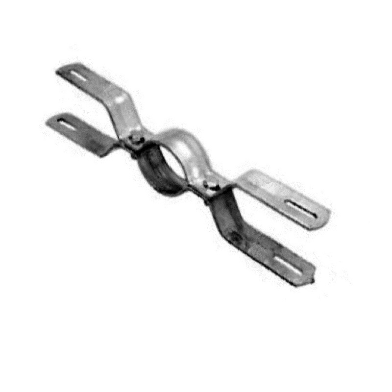Metallische Befestigungsschelle mit rundem Mittelteil zur Rohrumschließung. Beidseitig je zwei flache Ausleger mit schlitzenartigen Löchern zum Verschrauben. Aus glänzendem, robustem Metall, auf weißem Grund dargestellt.