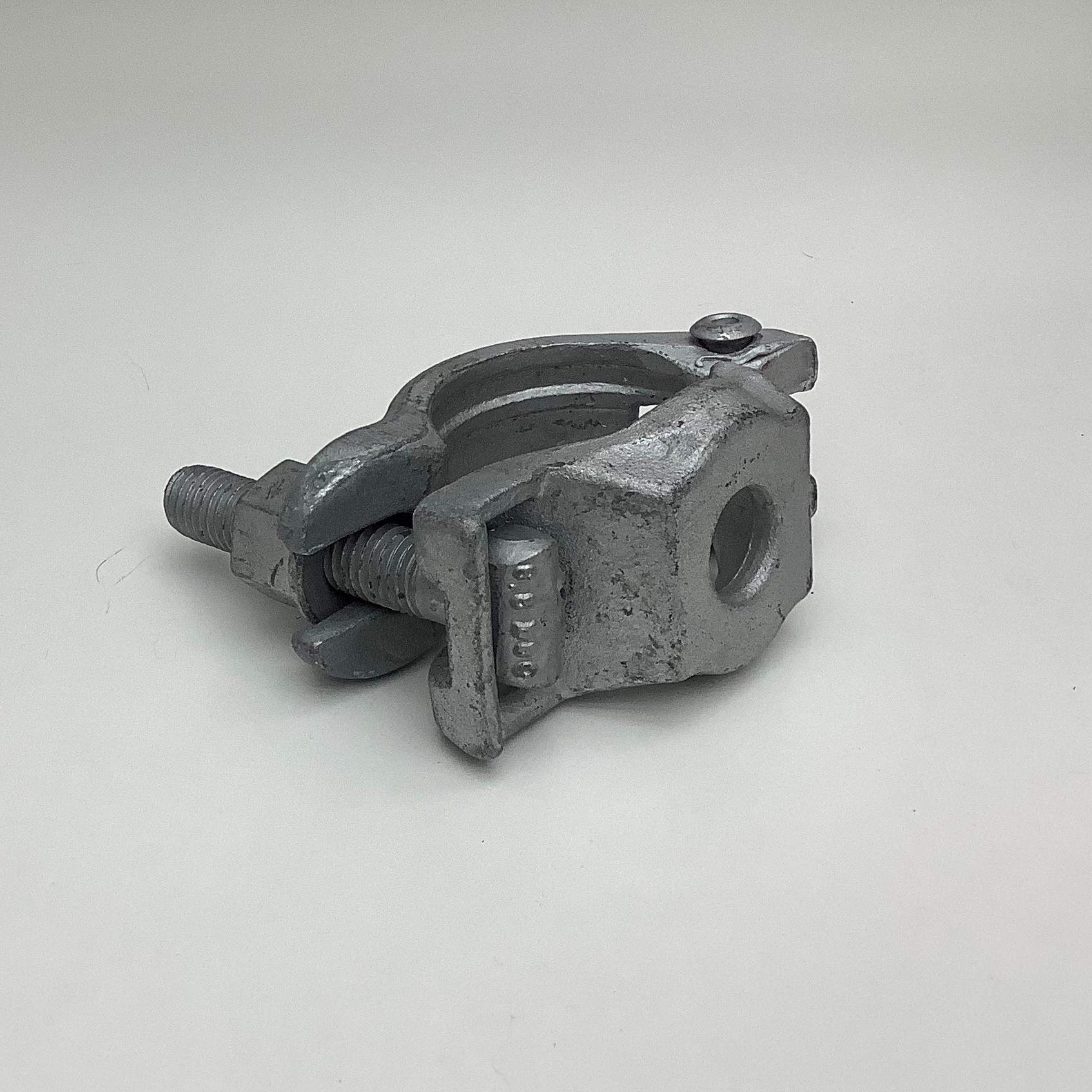 Robuste, graue Metall-Halbschelle/Halbkupplung (50mm Spezialgröße) auf weißem Hintergrund. Sichtbar: Gewindebolzen und Schraubmechanismus zum Festziehen. Halbrunde Backe, zylindrische Aufnahme. Verzinkt, leicht texturiert.