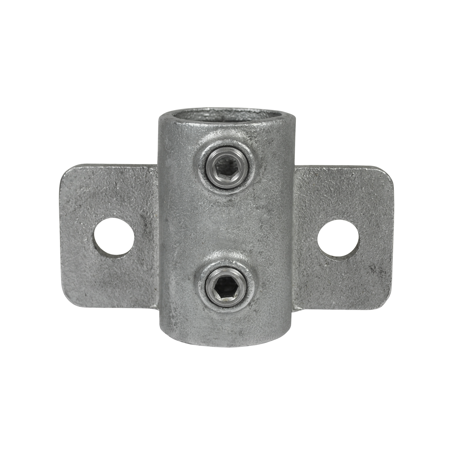 Raccord de tuyau métallique gris galvanisé / collier de serrage avec partie centrale cylindrique et deux vis à six pans creux pour le serrage. Sur les côtés, deux pattes plates avec chacune un trou de montage rond. Surface mate, légèrement texturée.