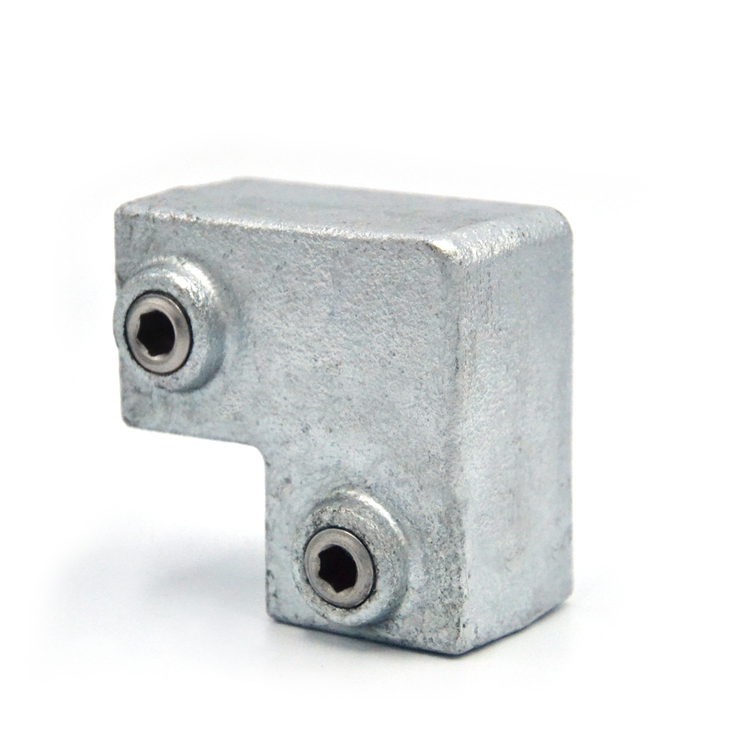 Raccord d'angle robuste, gris argenté, en métal galvanisé, pour tubes carrés de 25 mm. Forme en L pour des assemblages à angle droit de 90°, avec deux vis à six pans creux apparentes pour une fixation sûre. Finition mate.