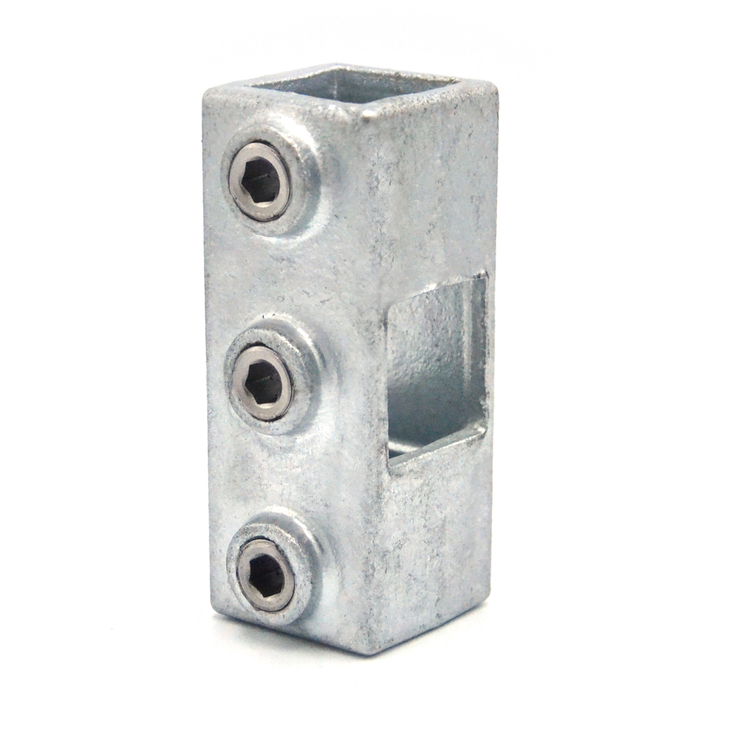 Cruz de metal galvanizado plateado como abrazadera de unión continua para tubos cuadrados de 25 mm. Forma rectangular con pasos cuadrados arriba y abajo, y tres tornillos Allen laterales para fijación. Para barandillas.