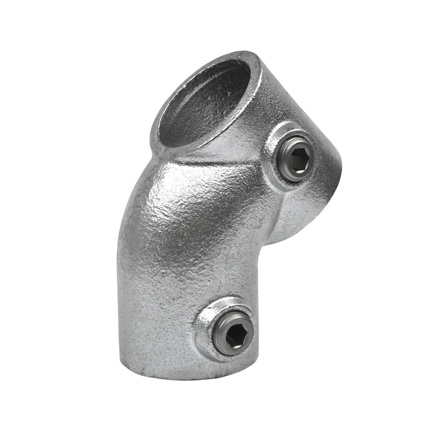 Un conector de tubos plateado, fundido, con superficie rugosa, que forma un ángulo obtuso. Se ven dos tornillos de cabeza hexagonal en los laterales, arriba y abajo, para fijar los tubos. Solitario sobre fondo blanco.