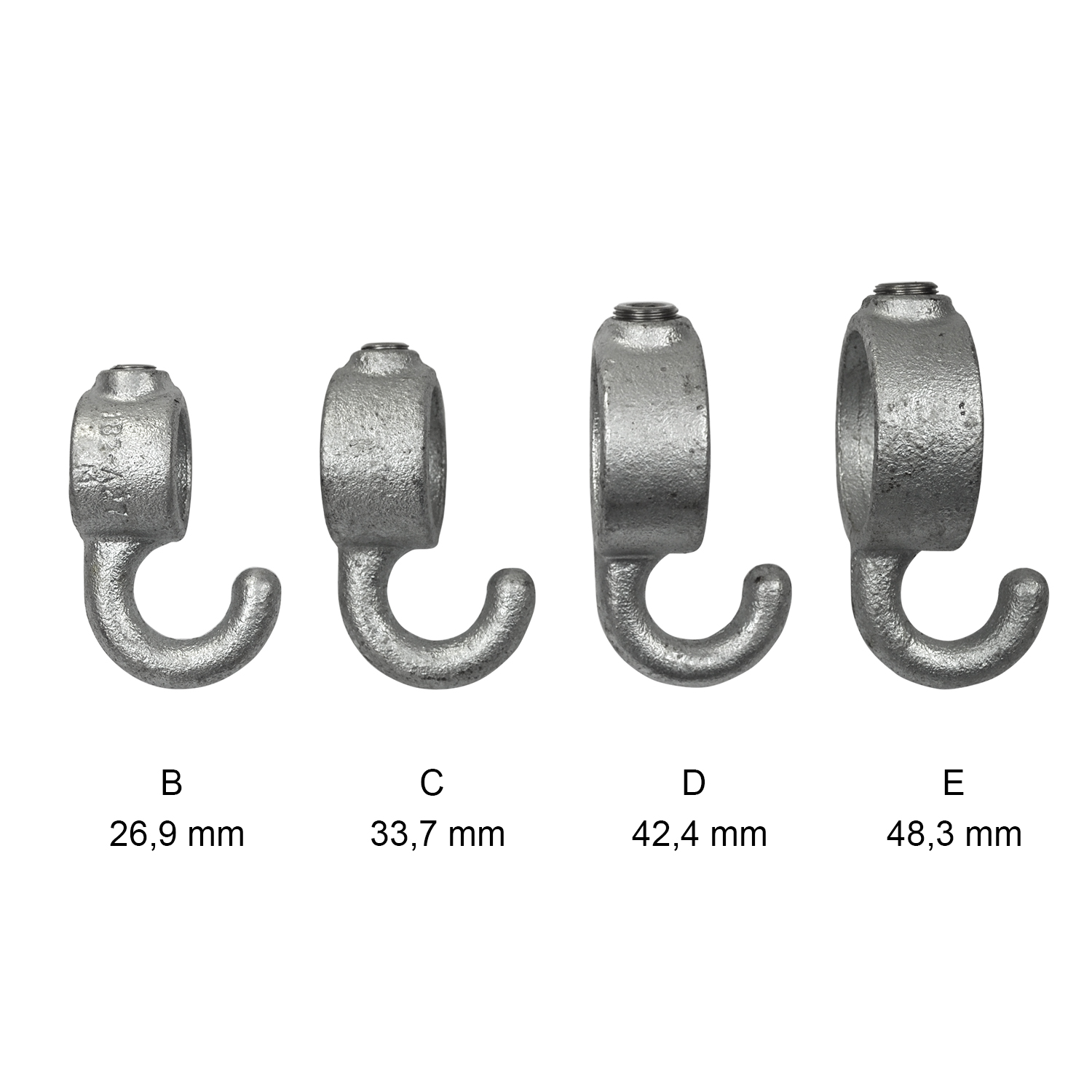 Quatre tailles de bagues de réglage galvanisées avec crochet servant de raccords pour tubes. Chaque bague est dotée d'un crochet solide en bas et d'un orifice fileté en haut. De gauche à droite, par ordre croissant : diamètres 26,9, 33,7, 42,4, 48,3 mm.