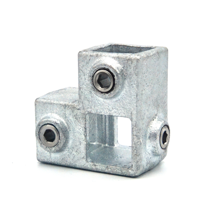 Une pièce d'angle galvanisée pour tubes carrés, avec trois vis à tête hexagonale pour la fixation. Elle permet de réaliser un montant continu et un assemblage à angle droit, idéal pour les constructions utilisant des tubes carrés de 25 mm.