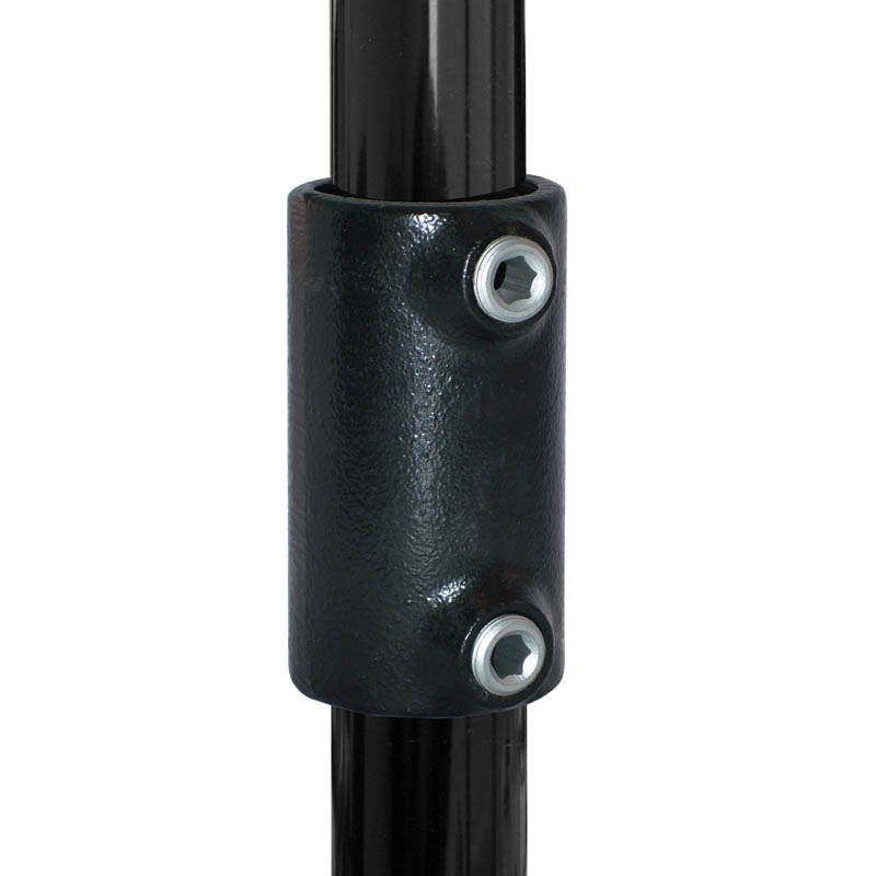 Schwarze, pulverbeschichtete Verlängerungsschelle mit leichter Oberflächenstruktur, die zwei glänzende, schwarze Rohre gleichen Durchmessers außen verbindet. Zwei silberne Sechskantschrauben klemmen die Verbindung fest.