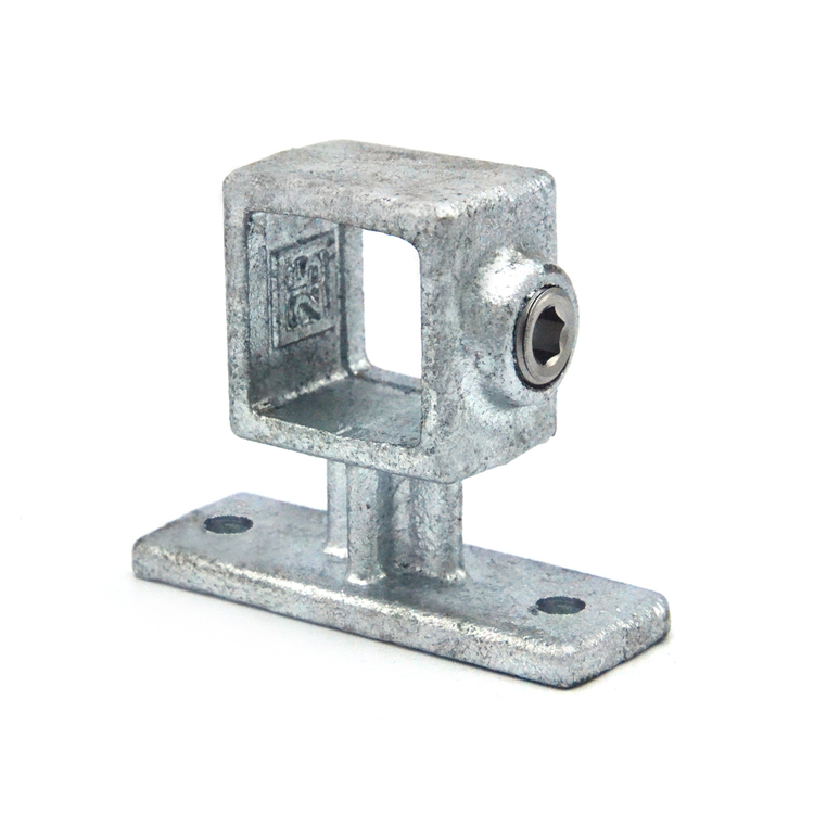 Soporte metálico galvanizado gris para pasamanos con alojamiento rectangular para tubos cuadrados de 25 mm. Placa de montaje plana con dos orificios para fijación a pared. Tornillo Allen lateral para fijar el tubo. Robusto.