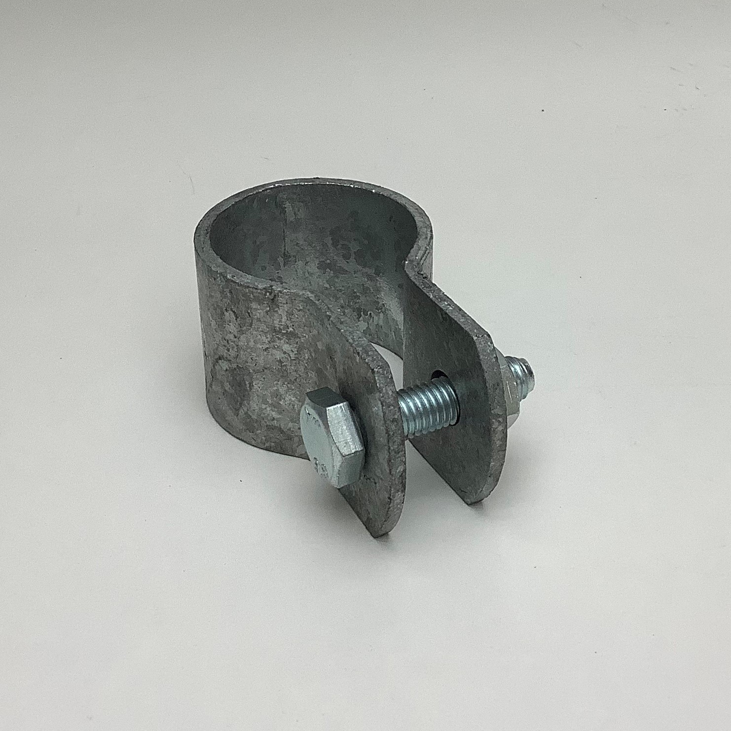 Leichte, verzinkte Montageschelle in U-Form, mit M8x30 Schraube und passender Mutter befestigt. Grau-metallische Oberfläche mit leicht rauer Textur. Öffnung ca. 42.4 mm Durchmesser, auf hellem Hintergrund abgebildet.