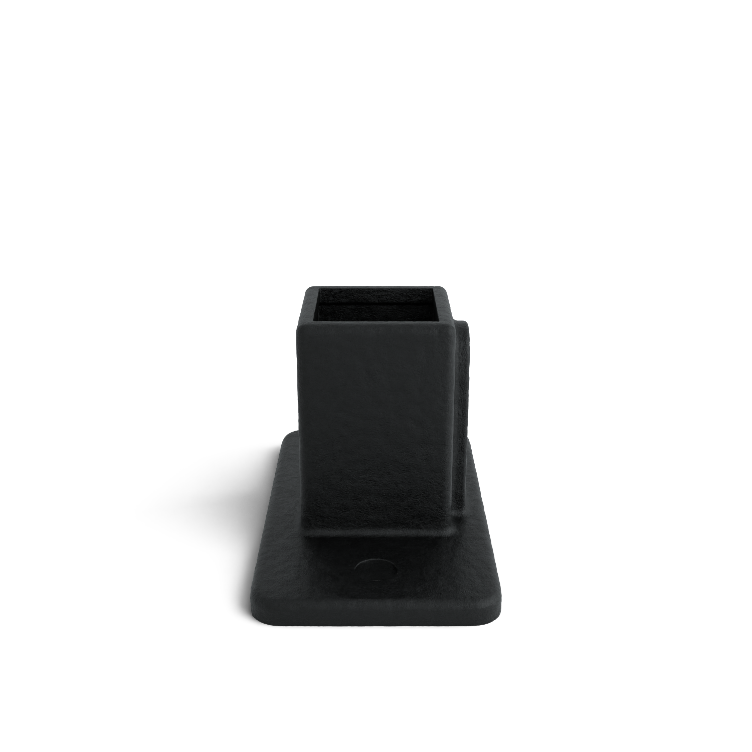 Objet noir mat de forme parallélépipédique, avec une ouverture carrée sur le dessus, reposant sur une large base rectangulaire plate. Matériau légèrement texturé. Centré sur un fond blanc, il projette une légère ombre vers la droite.