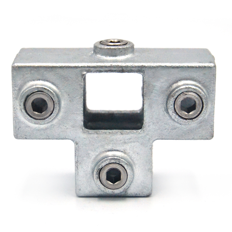 Conector en T robusto, de color plata mate, para tubos cuadrados, ideal para tubos de soporte de 25 mm. Con paso central cuadrado y cuatro tornillos Allen para una fijación segura. Superficie ligeramente granulada.