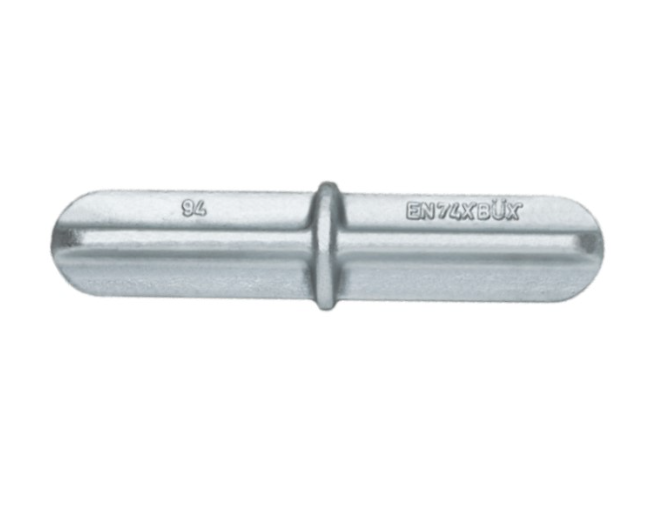 Conector de tubos galvanizado en caliente (pieza de centrado) en vista horizontal. Pieza metálica alargada, de color gris plateado, con extremos redondeados y un anillo central más grueso. Se aprecian grabados como «EN74XBUX» y «94».